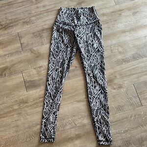 Lululemon Hi Rise Leggings Size 2 Inseam 30” Black and White